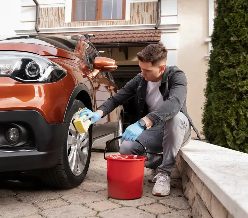 Lavage auto à domicile Ancinnes : professionnel intervenant sur un véhicule